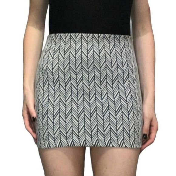 Zara -- Chevron Mini Skirt - Picture 1 of 5